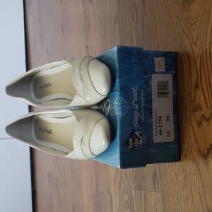 Easy Street Judith pumps